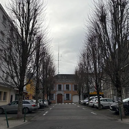 Au Pied Du Chateau